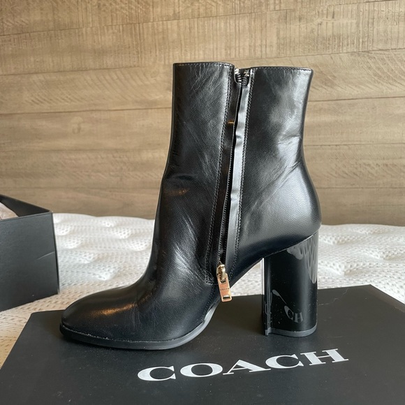 beautiful Coach  boots, new in the box. reduced price. size 7 - Picture 2 of 7